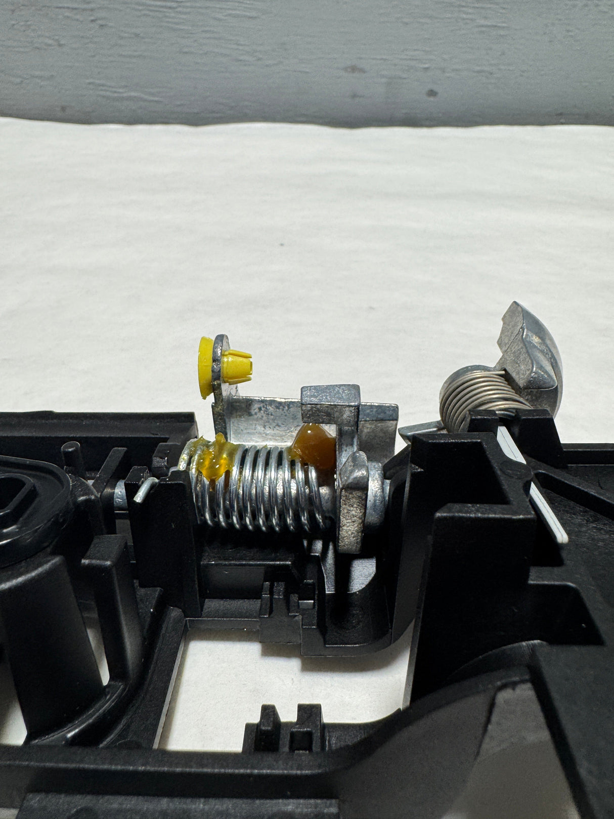 CB5Z-7826685-A 2011-2019 Ford Explorer Front Driver Door Handle Bracket Reinforcement For Keyless Entry Only