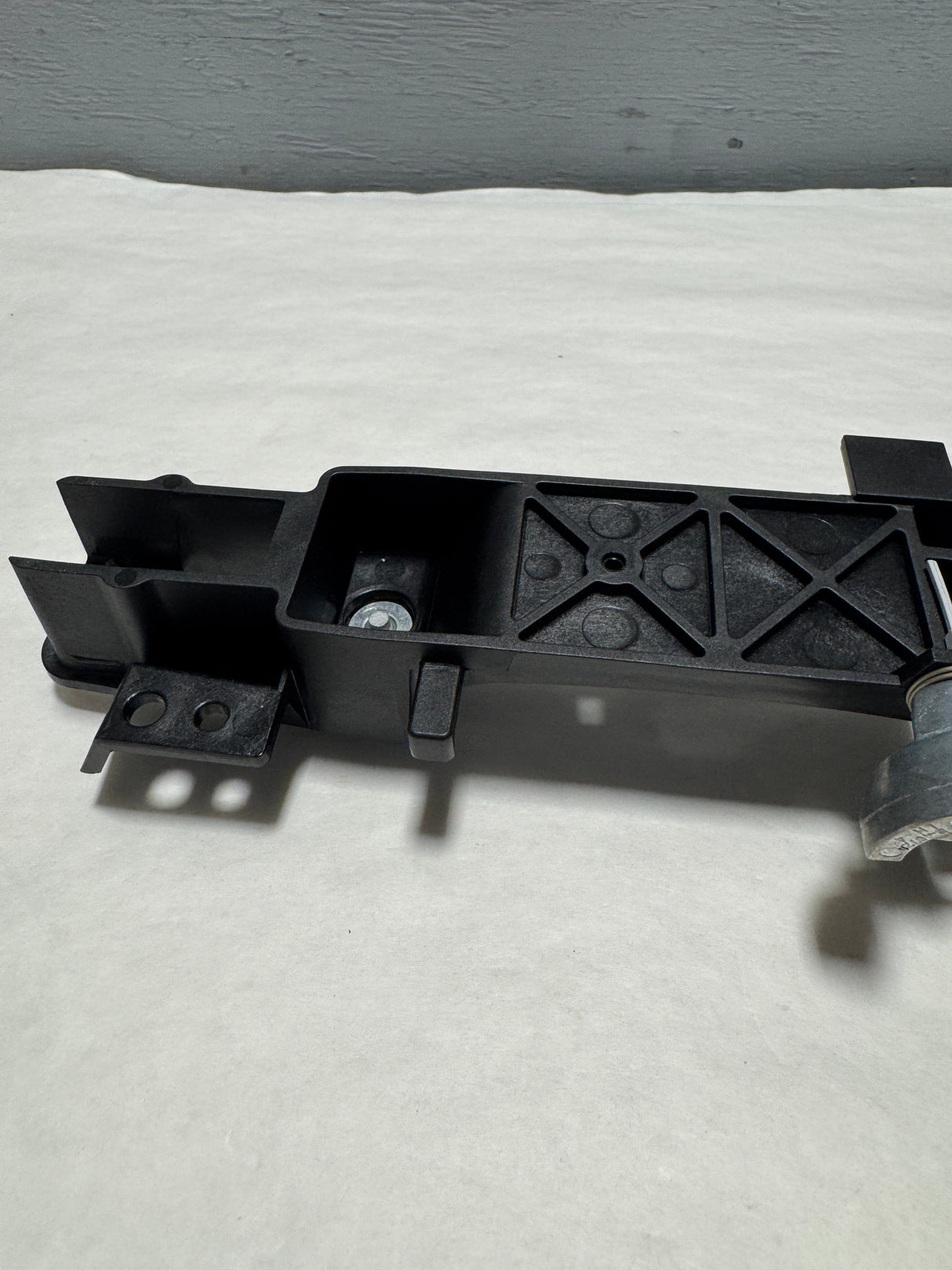 CB5Z-7826685-A 2011-2019 Ford Explorer Front Driver Door Handle Bracket Reinforcement For Keyless Entry Only