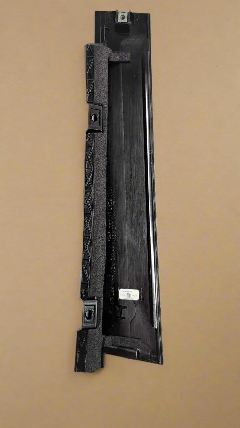 23363734 2017-2023 Cadillac XT5 Driver Side Front of The Back Door Upper Door Molding