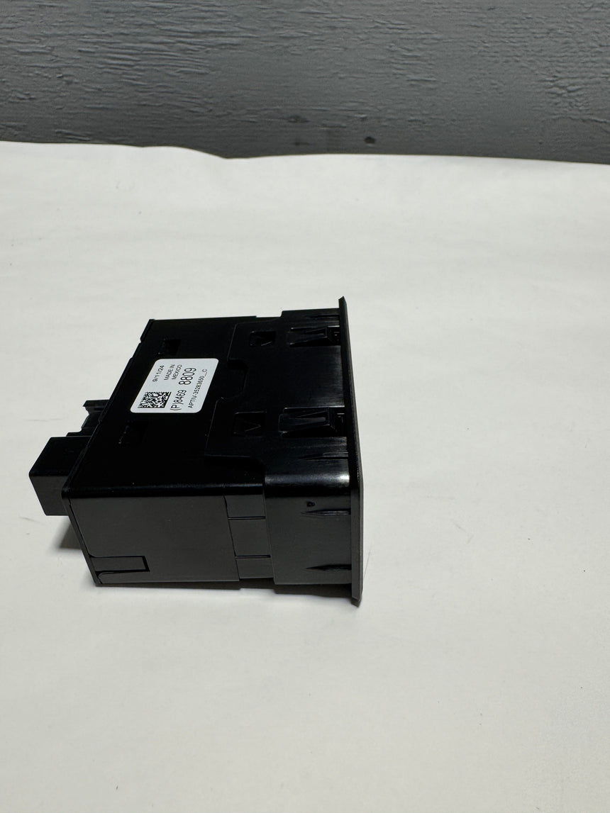 2018-2024 GMC Terrain USB / Memory Card Auxiliary Input Receptacle Genuine OEM