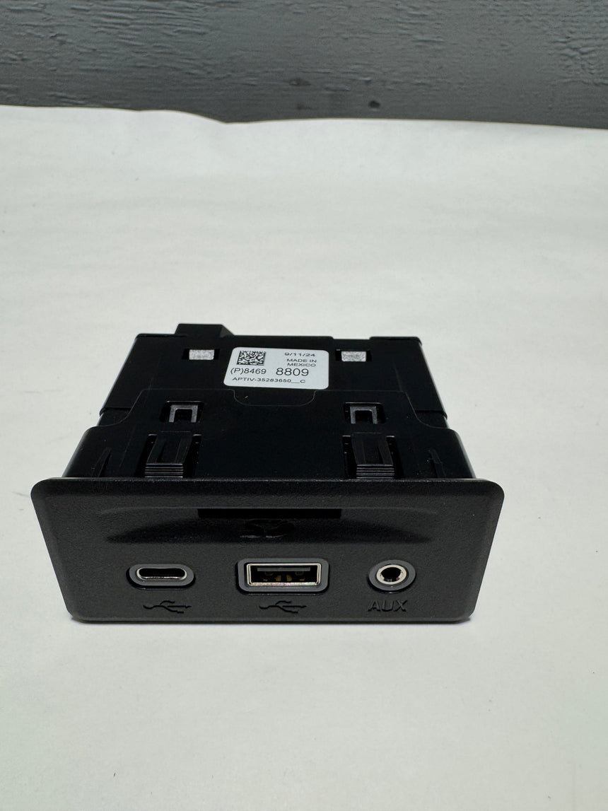 2018-2024 GMC Terrain USB / Memory Card Auxiliary Input Receptacle Genuine OEM