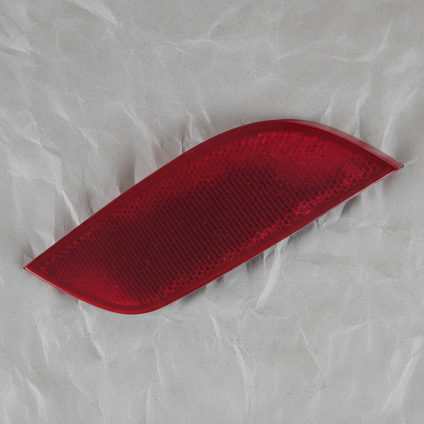 2017-2019 Chevrolet Cruze Passenger Side Rear Bumper Reflector OEM - Middle Detail
