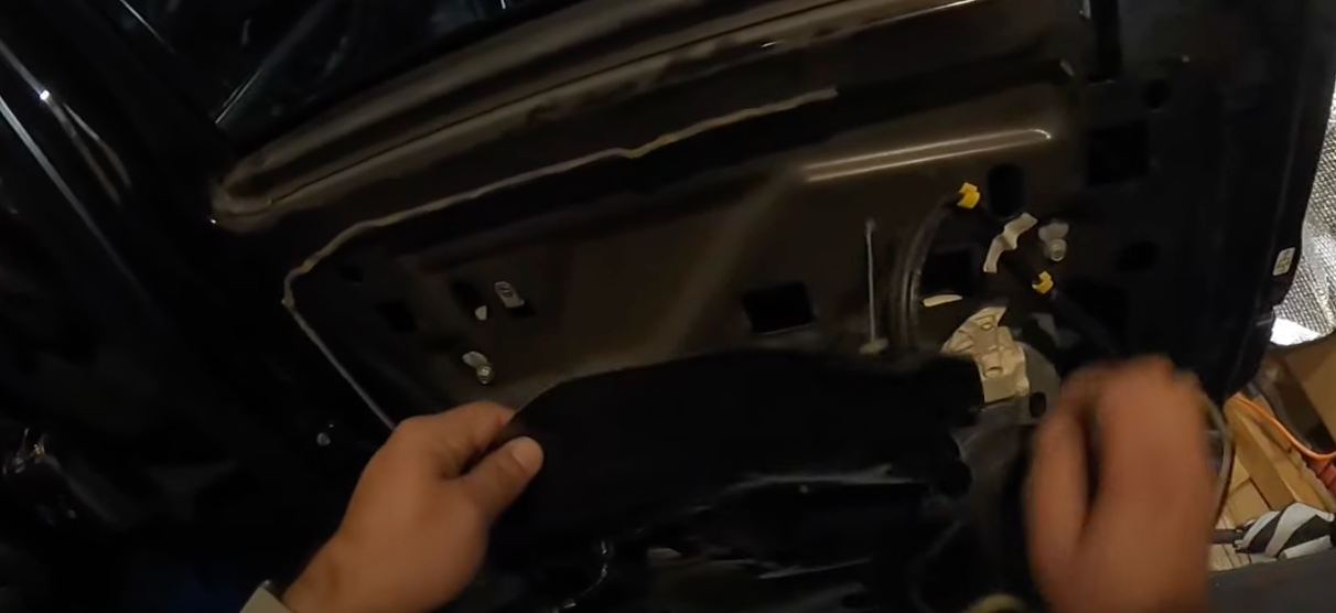 Video: How To Replace a Door Wiring Harness on 2011-2014 Ford F-150