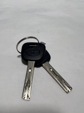 Load image into Gallery viewer, 69055-04020-E11 19-21 Tundra or 16-23 Tacoma Smart Key Tailgate Lock Cylinder &amp; Key Genuine