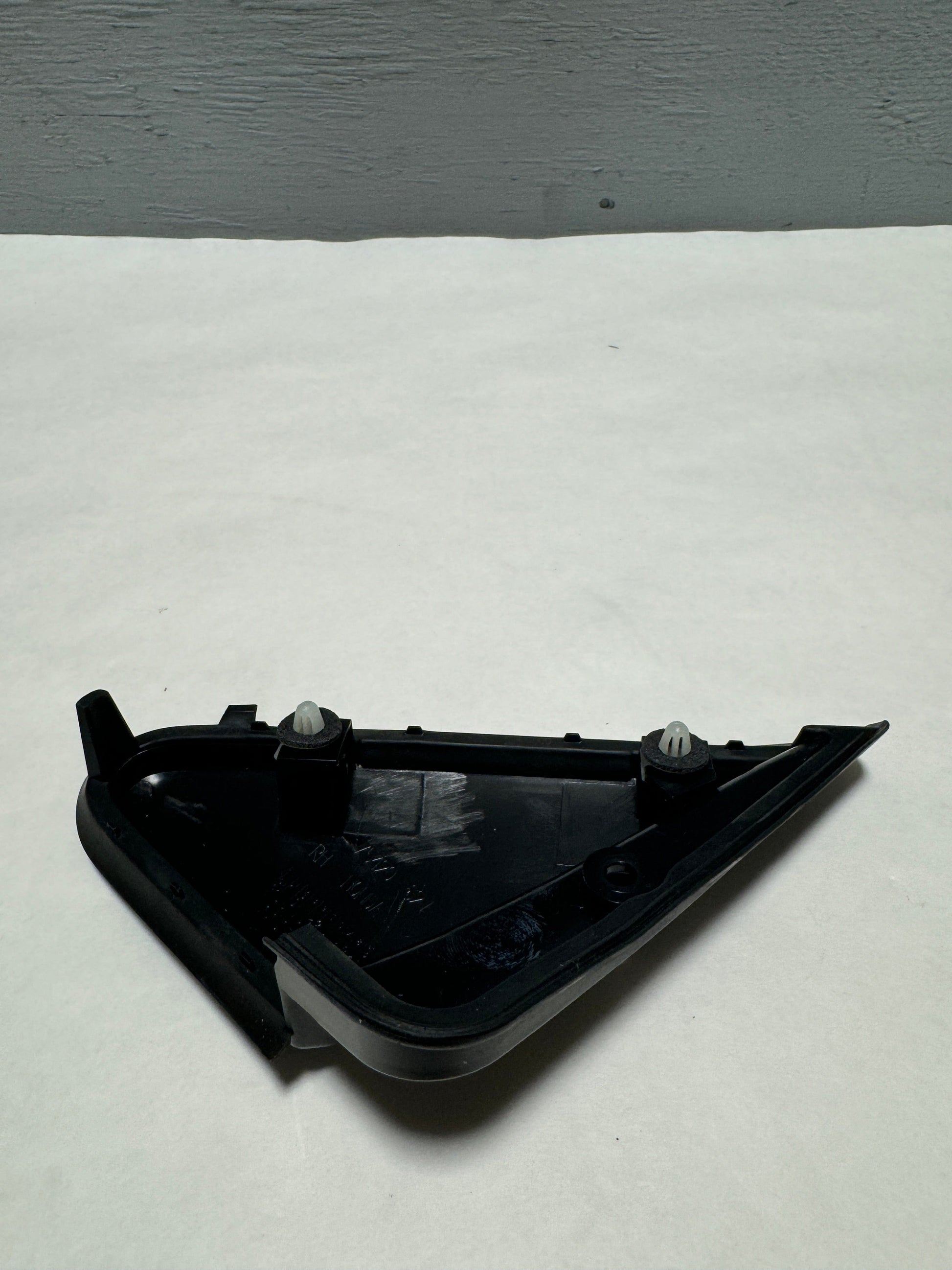 CL-0924-75490-S9V-A00ZA-D27 2003-2008 Honda Pilot Passenger Side Corner Door Pillar Molding OEM