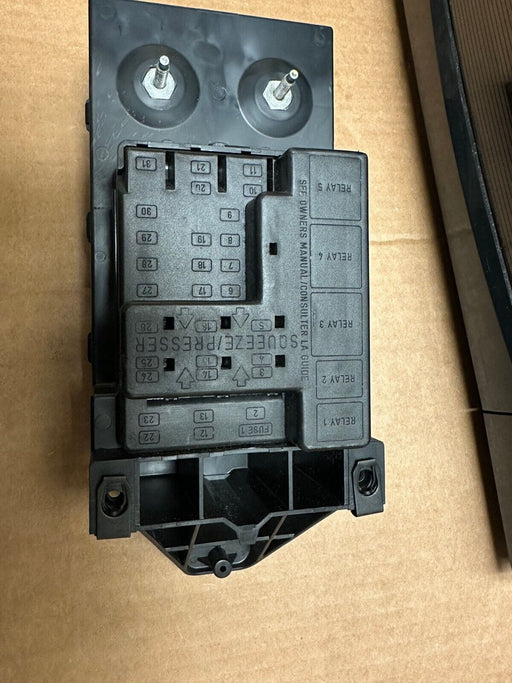 6C4Z-14A068-AA 2006-2007 Ford F-650 F-750 Fuse Junction Panel Box OEM