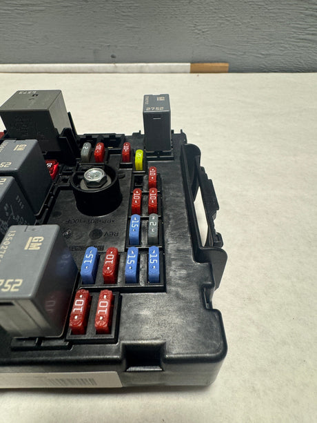 25888305 2008-2009 Express or Savana Van Body Fuse Box With Relays OEM