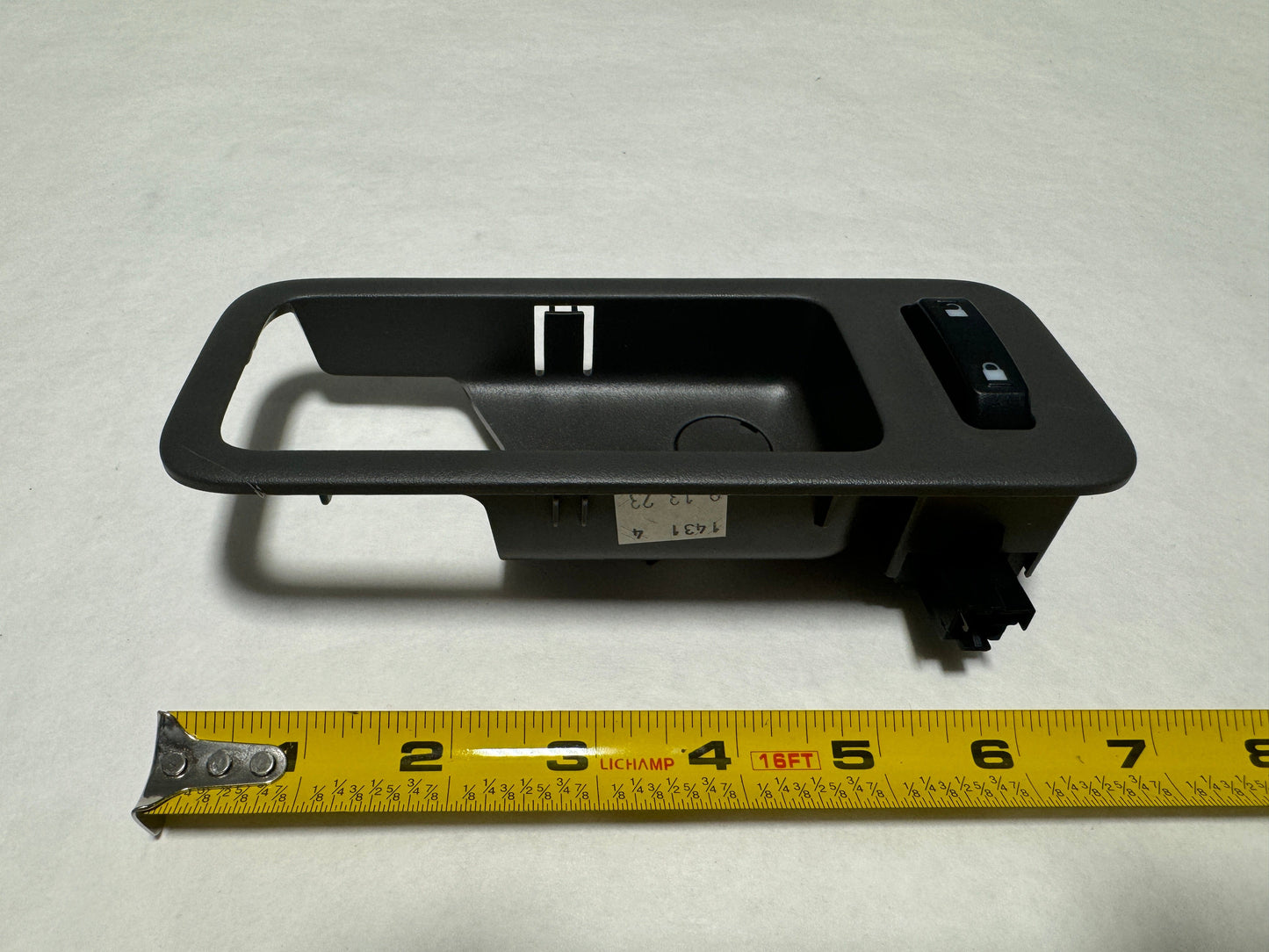 8T4Z-7822621-AA 2008-2014 Ford Edge Front Driver Side Door Handle Bezel With Lock Switch