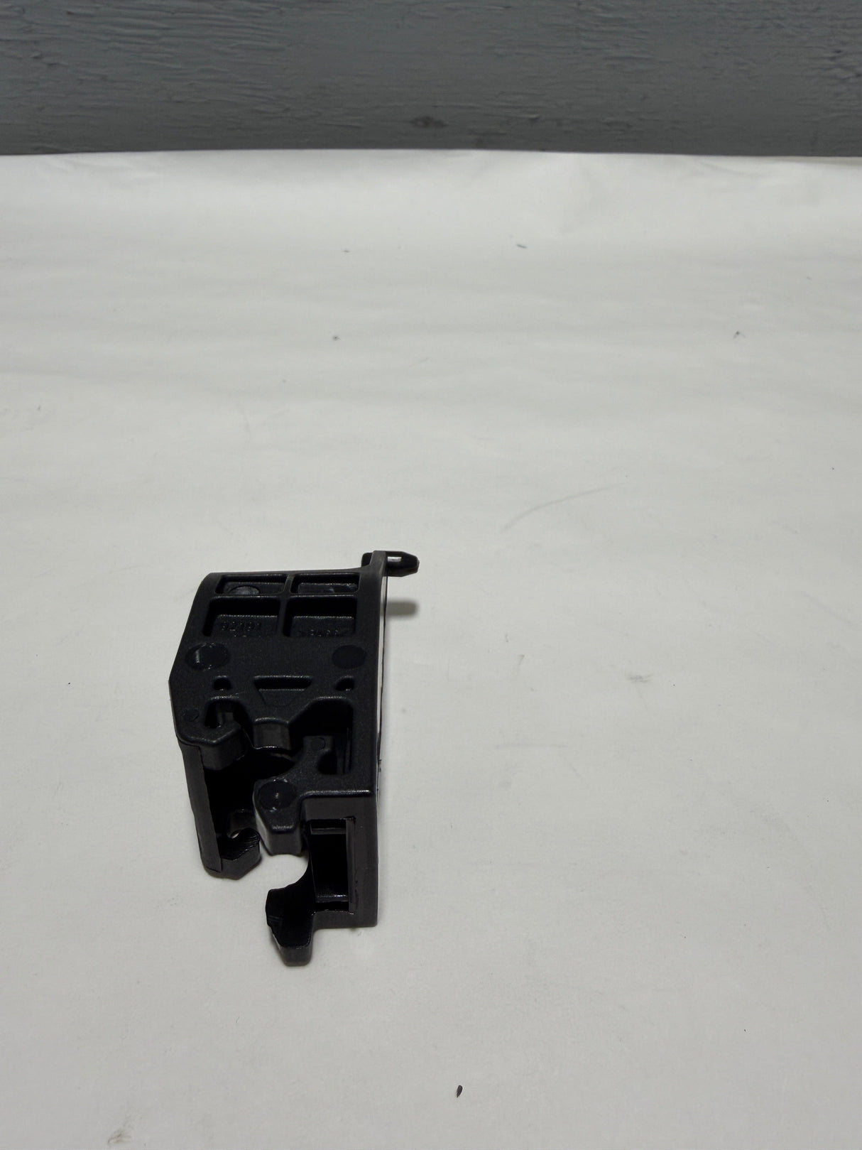 92191-2T100 2011-2015 Kia Optima OEM Non-Xenon Headlamp Mounting Clip (1)