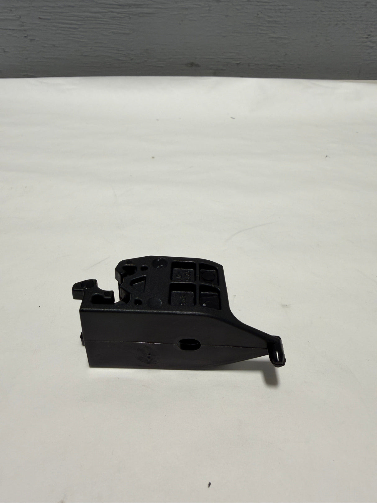 92191-2T100 2011-2015 Kia Optima OEM Non-Xenon Headlamp Mounting Clip (1)