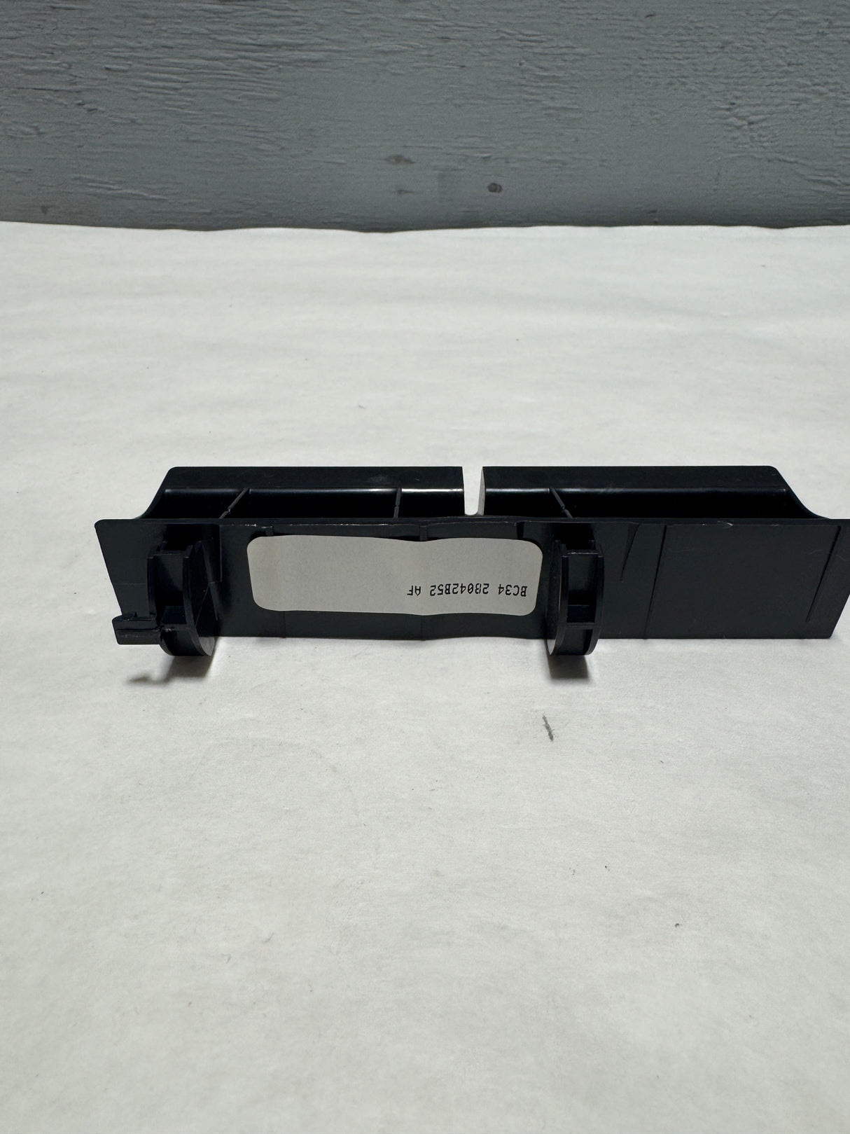 BC3Z-28042B52-A 2011-2016 Ford F-250 F-350 Center Console Armrest Bracket For Flow Through Center Consoles