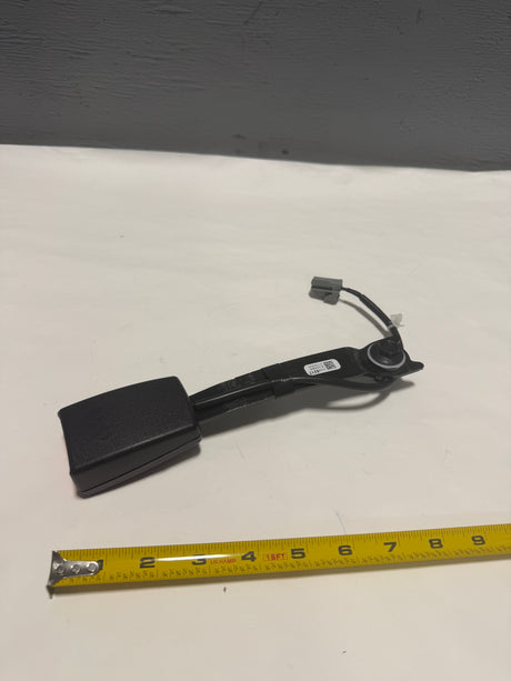 19300365 2013-2017 Enclave Acadia Traverse Front Driver Seat Belt Buckle End Black