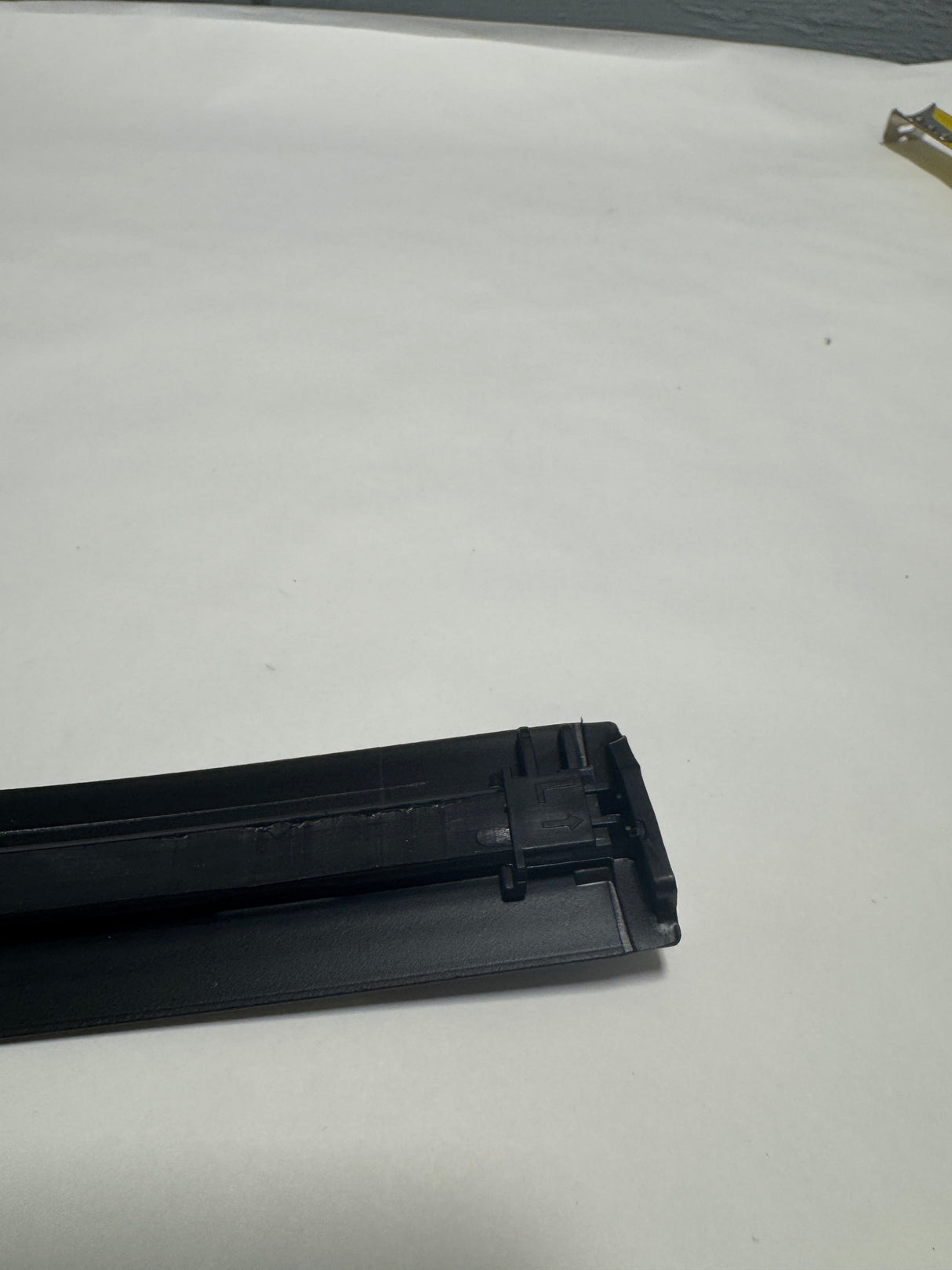 42577928 2013-2022 Buick Encore Driver Side Front Roof Joint Molding For Roof Rack Equipped Only
