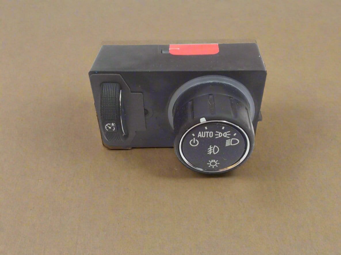 84472676 2014-2016 GMC Sierra Headlight / Fog Light Switch With Red Backlight OEM