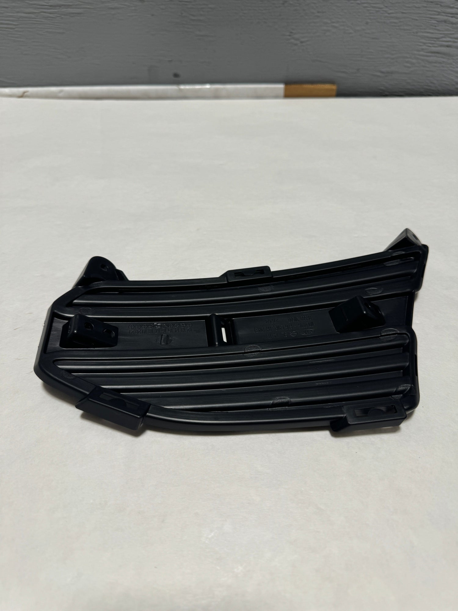 86588-3W500 2014-2016 Kia Sportage Passenger Side Fog Lamp Molding Outer Grille Lower Support