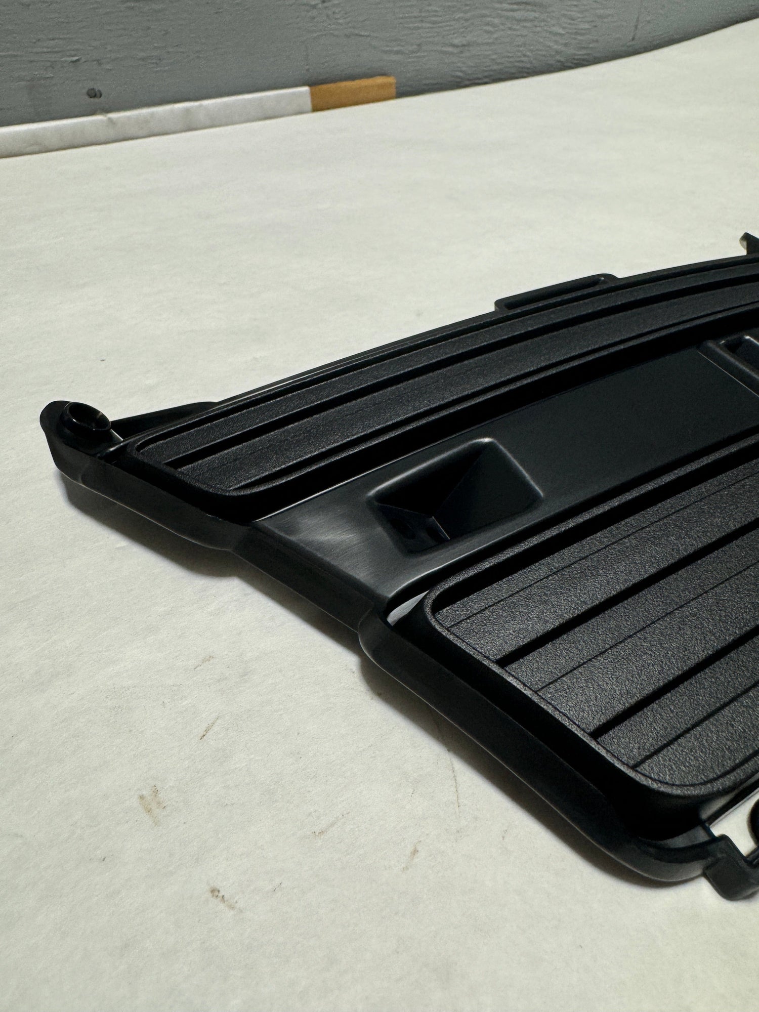 86588-3W500 2014-2016 Kia Sportage Passenger Side Fog Lamp Molding Outer Grille Lower Support