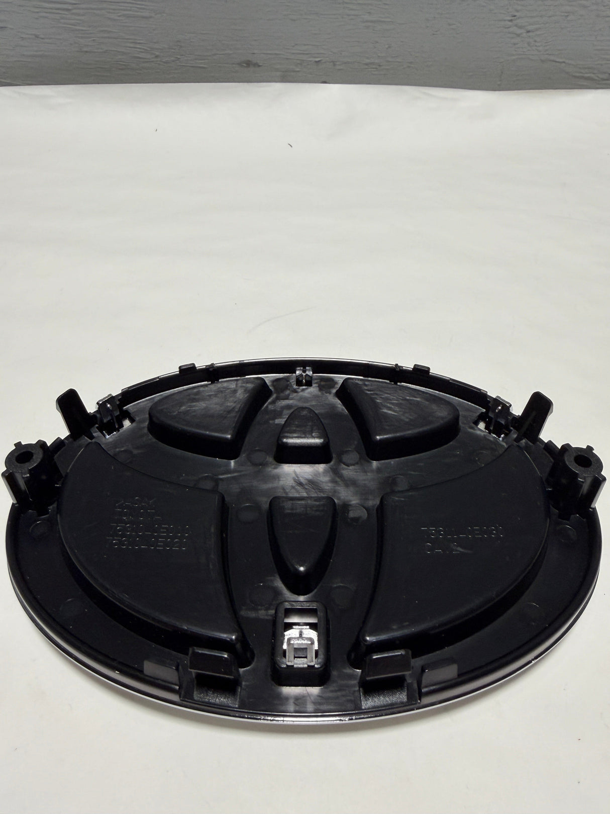 CL-1025-75610-0E010-D3 2014-2016 Toyota Highlander Non Hybrid Grille Emblem W/O adaptive Cruise OEM