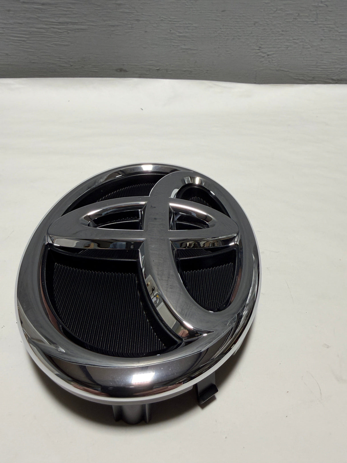 CL-1025-75610-0E010-D3 2014-2016 Toyota Highlander Non Hybrid Grille Emblem W/O adaptive Cruise OEM