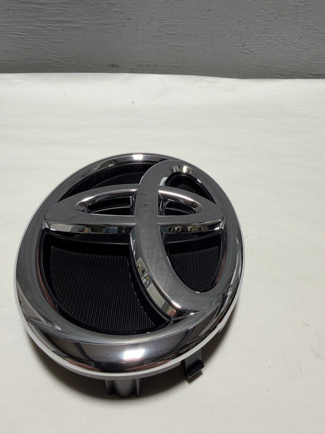 CL-1025-75610-0E010-D3 2014-2016 Toyota Highlander Non Hybrid Grille Emblem W/O adaptive Cruise OEM