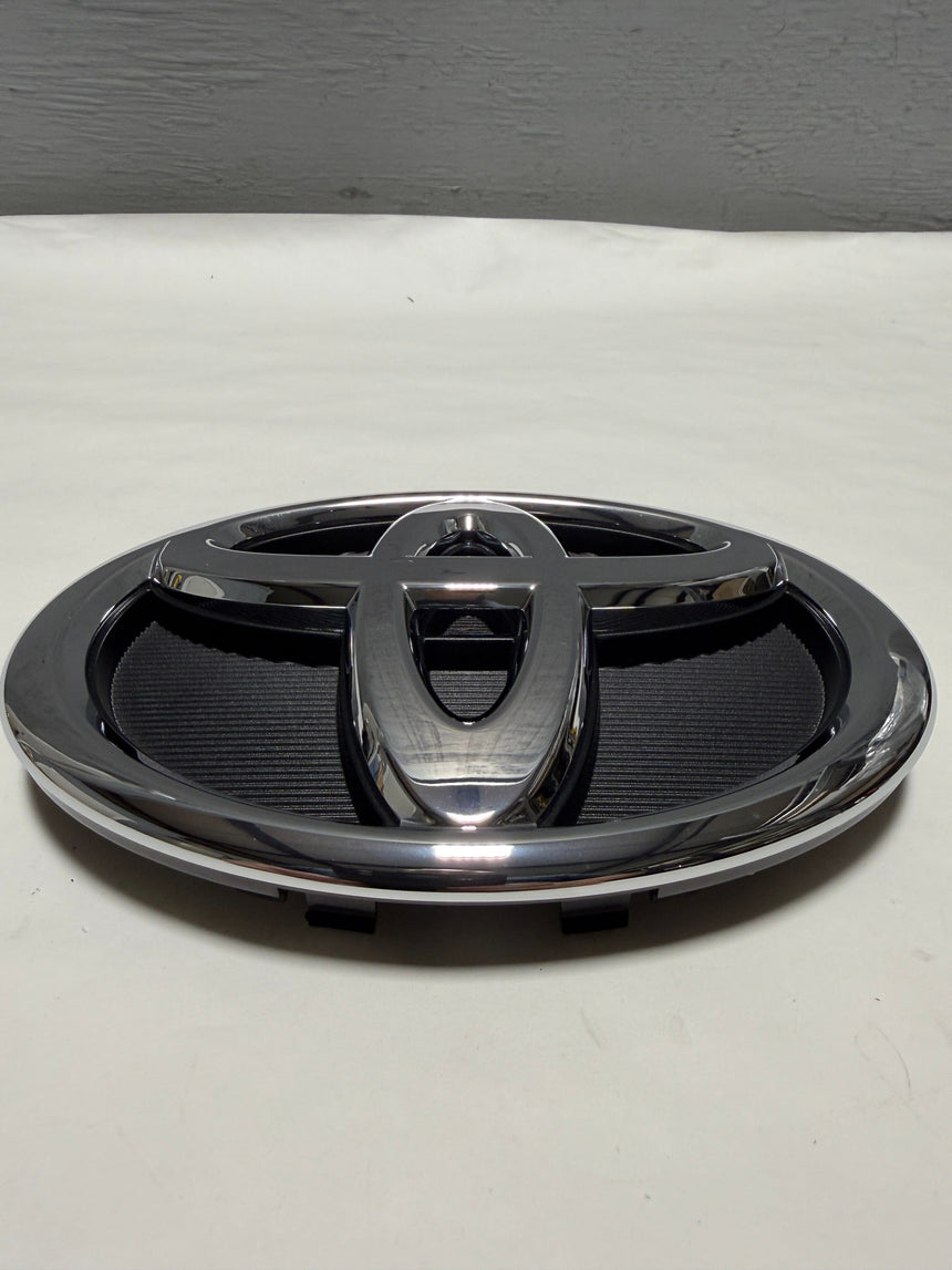 2014-2016 Toyota Highlander Non Hybrid Grille Emblem W/O adaptive Cruise OEM