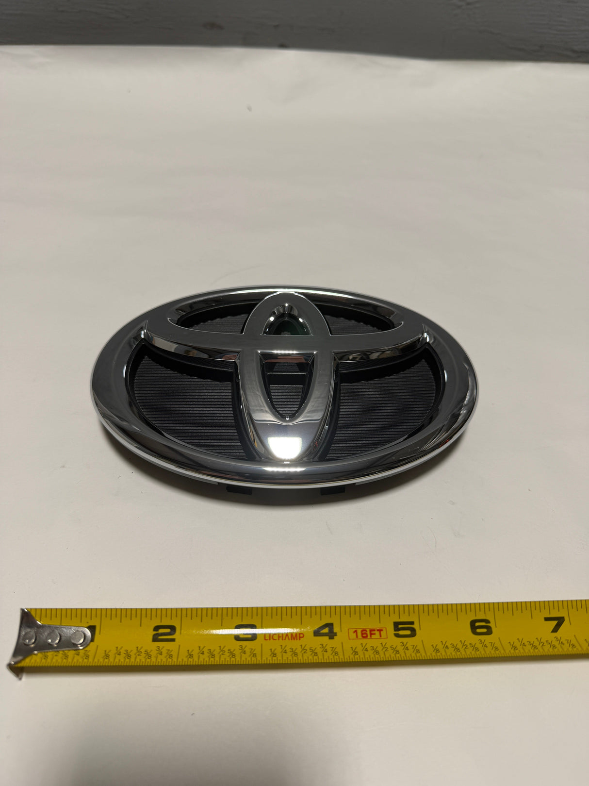 CL-1025-75610-0E010-D3 2014-2016 Toyota Highlander Non Hybrid Grille Emblem W/O adaptive Cruise OEM