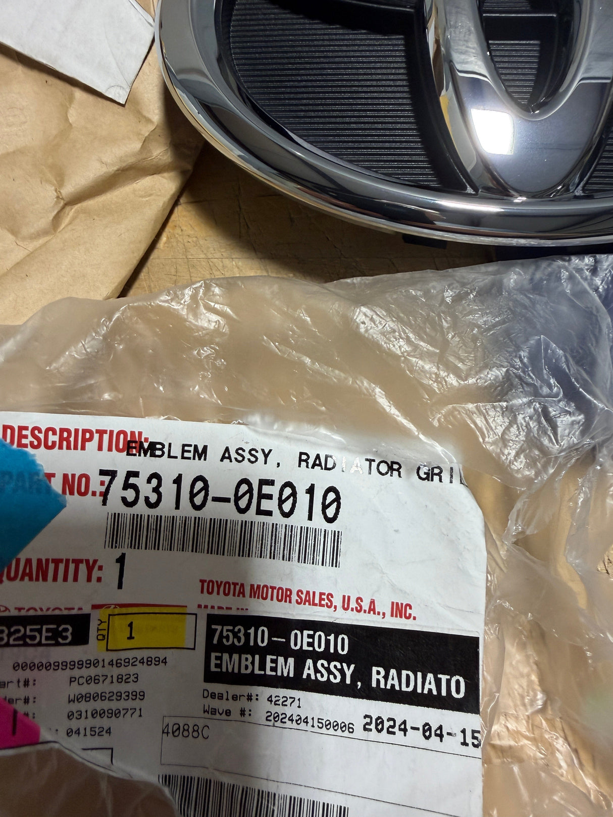 CL-1025-75610-0E010-D3 2014-2016 Toyota Highlander Non Hybrid Grille Emblem W/O adaptive Cruise OEM