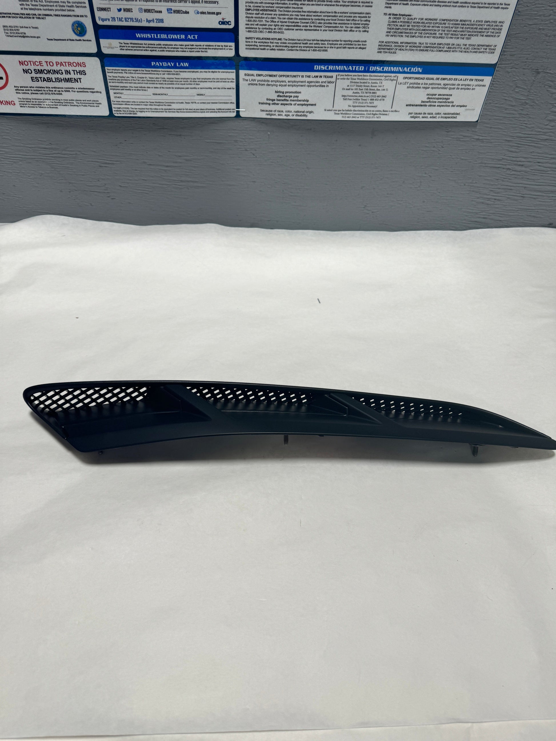 23350146 2014-2018 Corvette Stingray Fender Vent Grille Passenger Side OEM