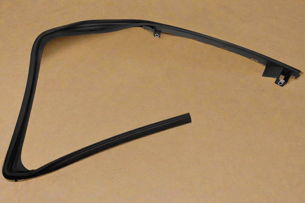 84462122 2014-2018 Silverado Sierra Extended Cab Driver Side Back Door Window Weatherstrip OEM