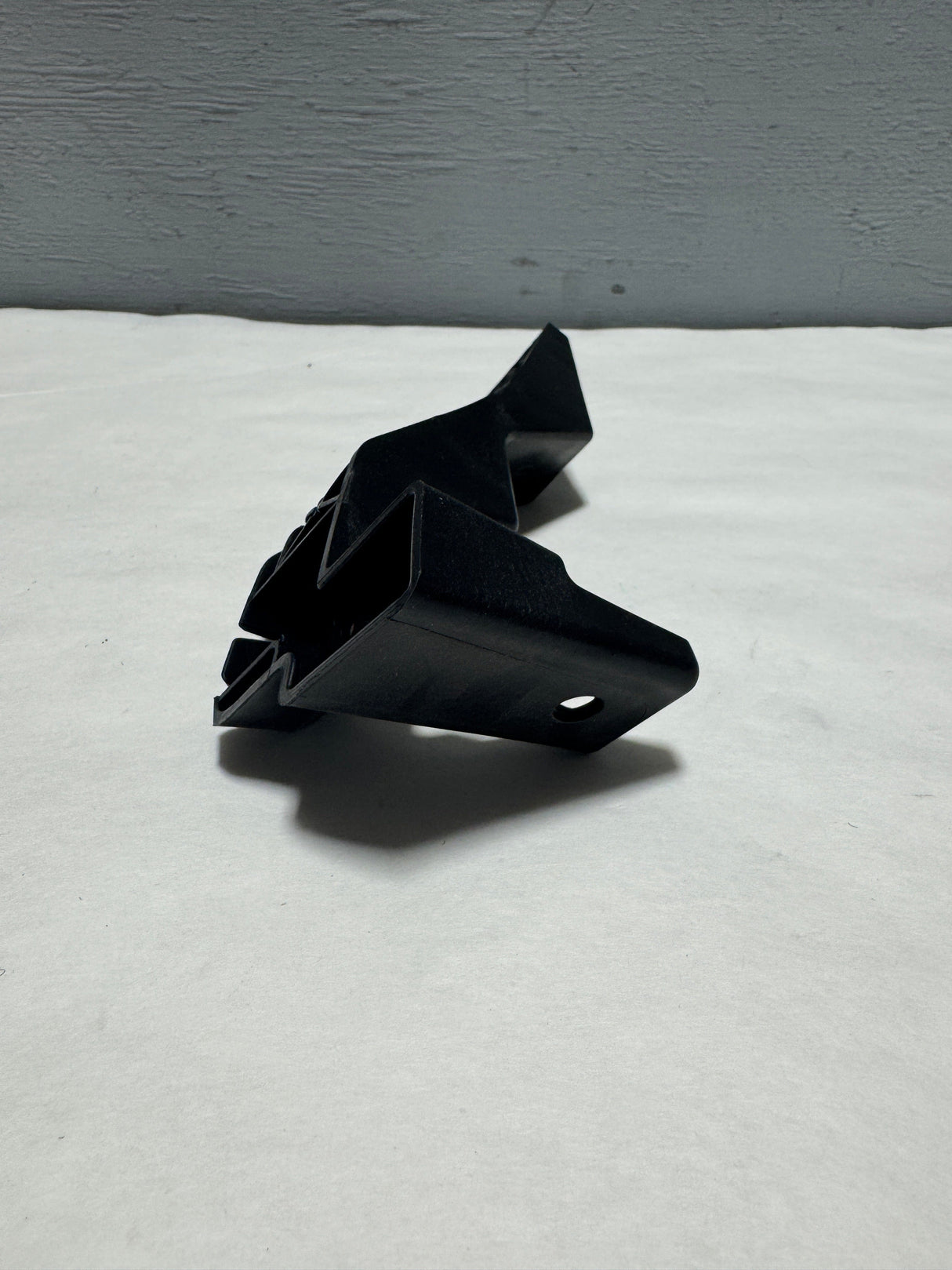 86554-B2000 2014-2019 Kia Soul Front Bumper Passenger Side Lower Cover Bracket OEM