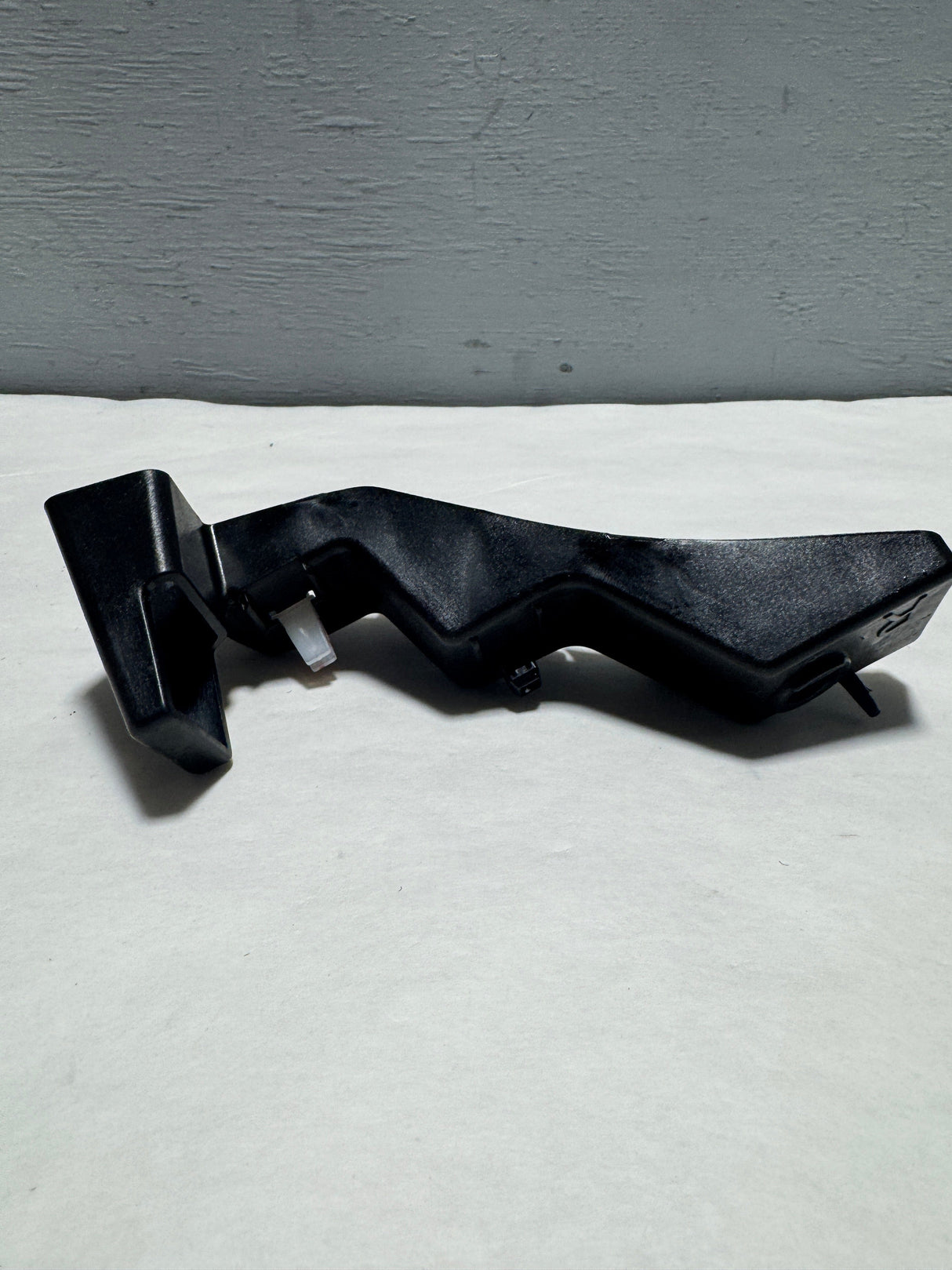 86554-B2000 2014-2019 Kia Soul Front Bumper Passenger Side Lower Cover Bracket OEM