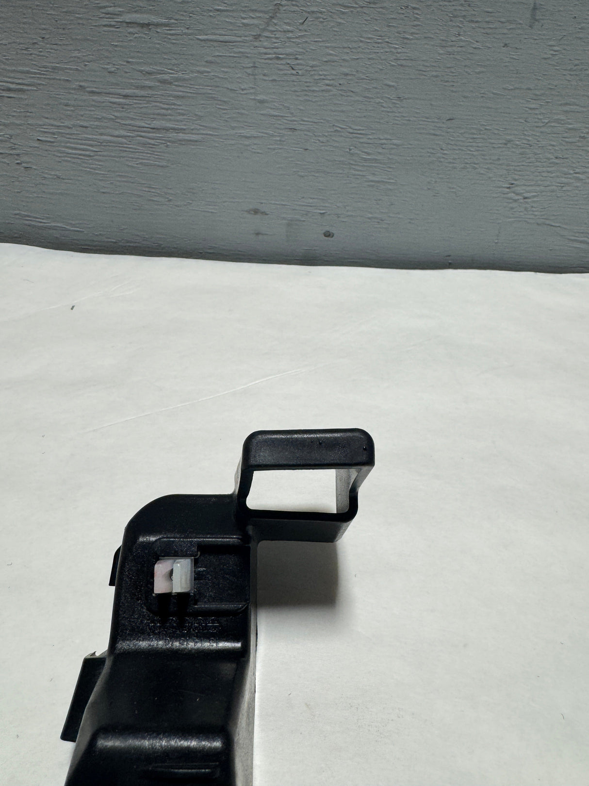 86554-B2000 2014-2019 Kia Soul Front Bumper Passenger Side Lower Cover Bracket OEM