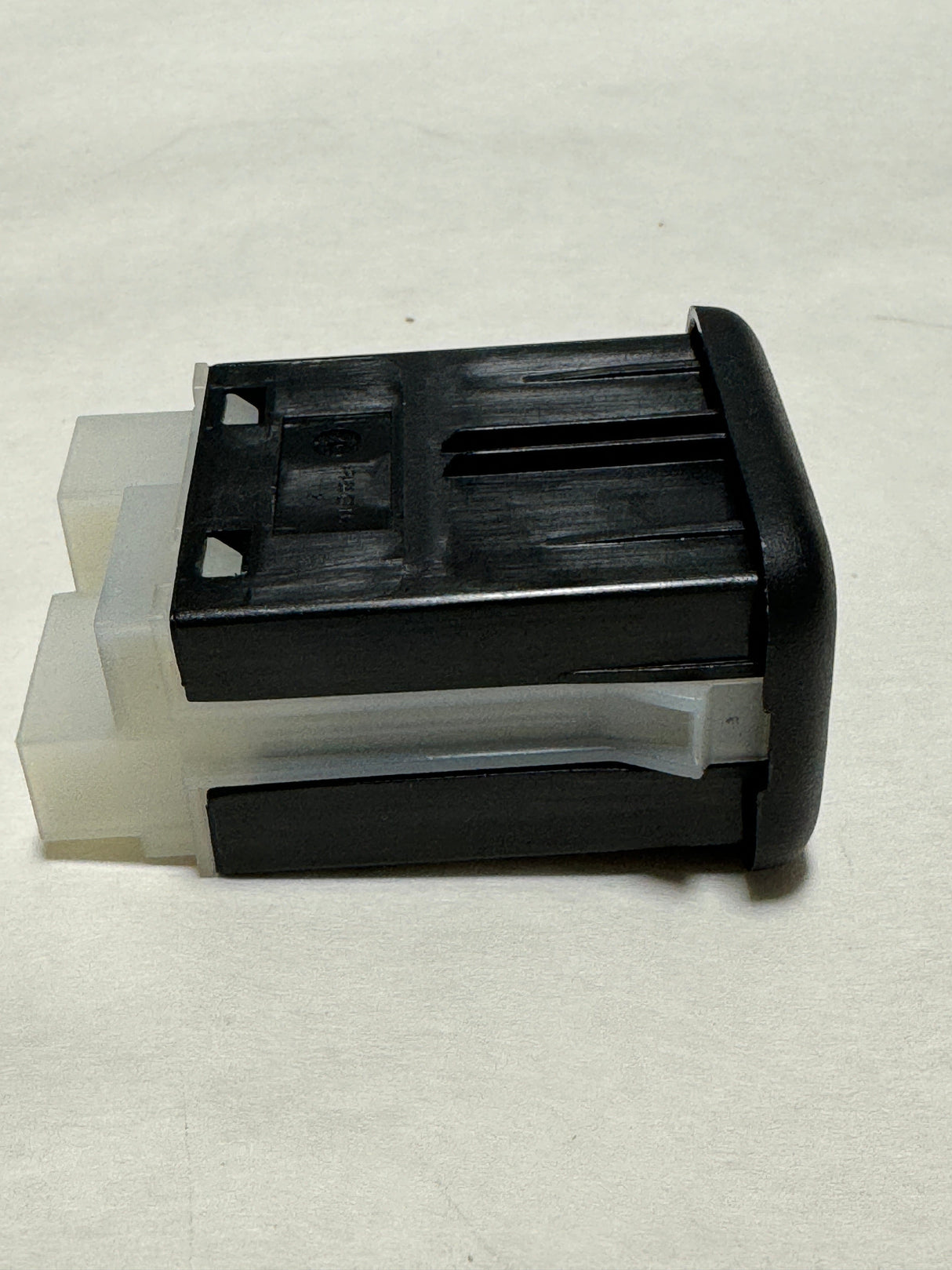 22990883-C3 2014-2019 Silverado or Sierra Center Console Auxiliary Dual USB Port Receptacle OEM new