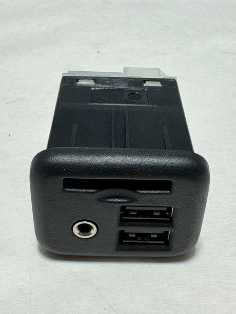 22990883-C3 2014-2019 Silverado or Sierra Center Console Auxiliary Dual USB Port Receptacle OEM new