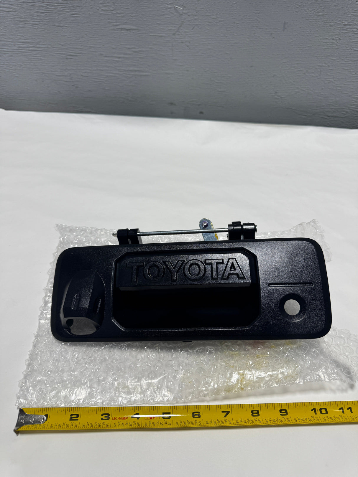 69090-0C091 2014-2021 Toyota Tundra Tailgate Handle With Camera Hole - Not For 8 Foot bed