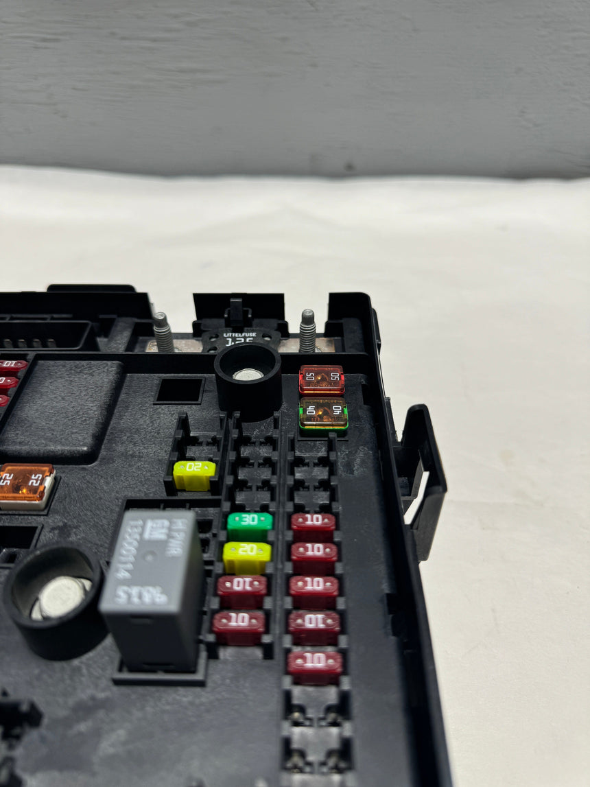 2015-2016 Express /Savana 2500 3500 Fuse Block Gas Engine No Tow Pkg