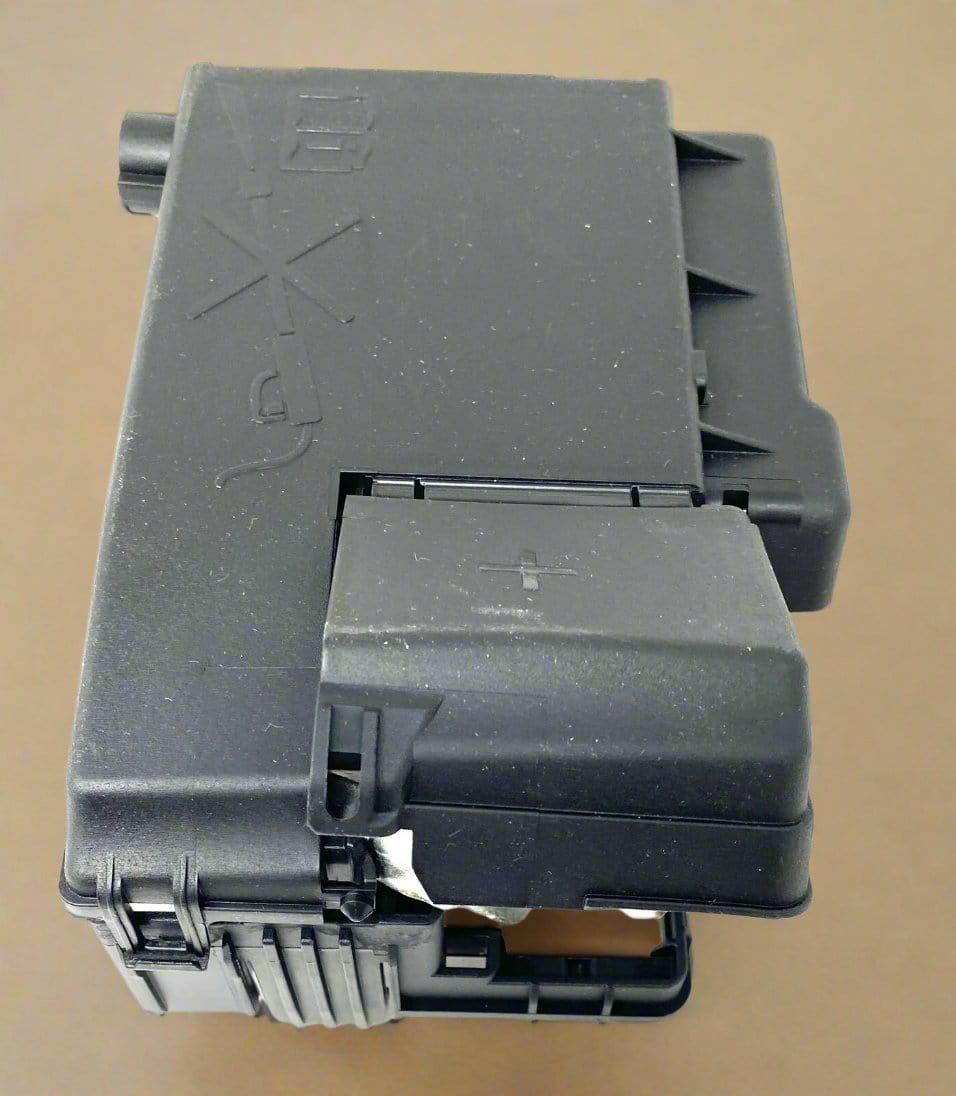 84499606 2015-2019 Cadillac XTS Engine Compartment Fuse Block OEM