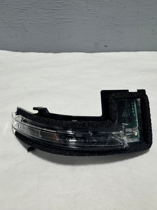 23463302-C9 2015-2020 Cadillac Escalade Passenger Side Mirror Turn Signal Lamp OEM