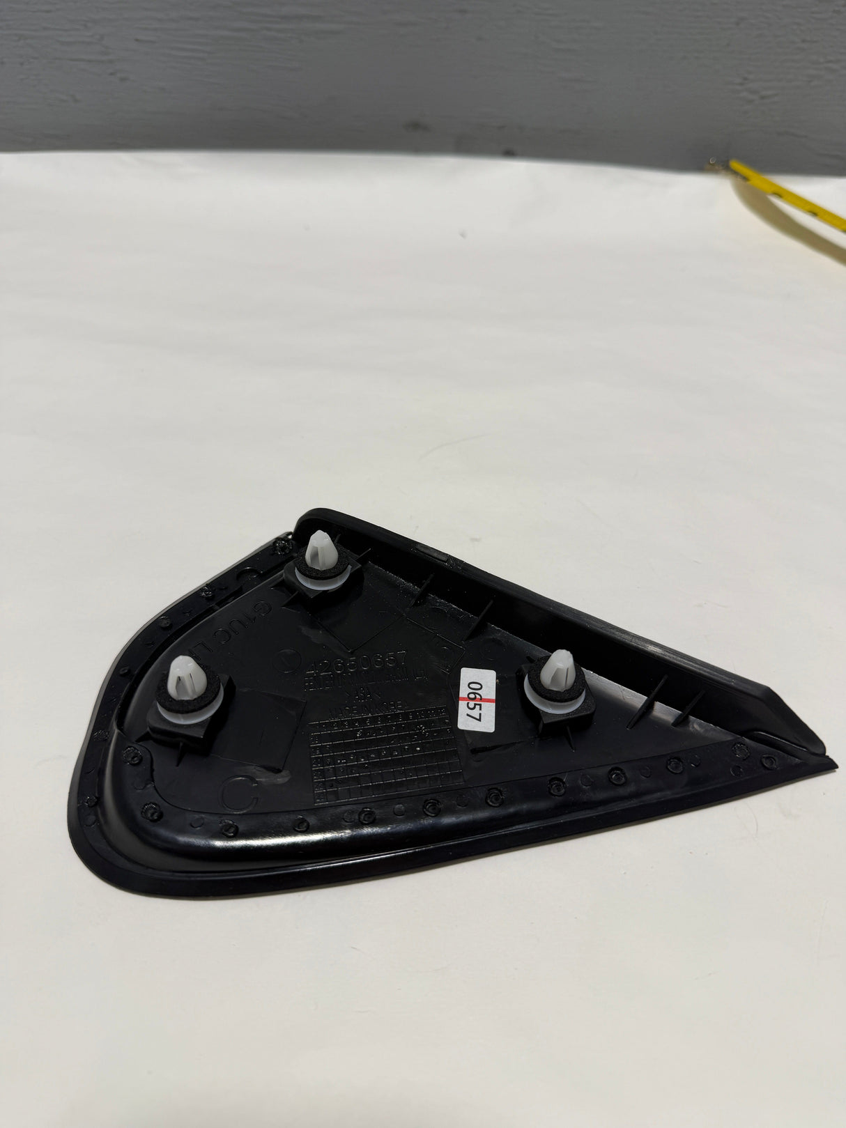 42650657 2015-2022 Chevrolet Trax Driver Side Front Door Upper Corner Applique  Black Molding