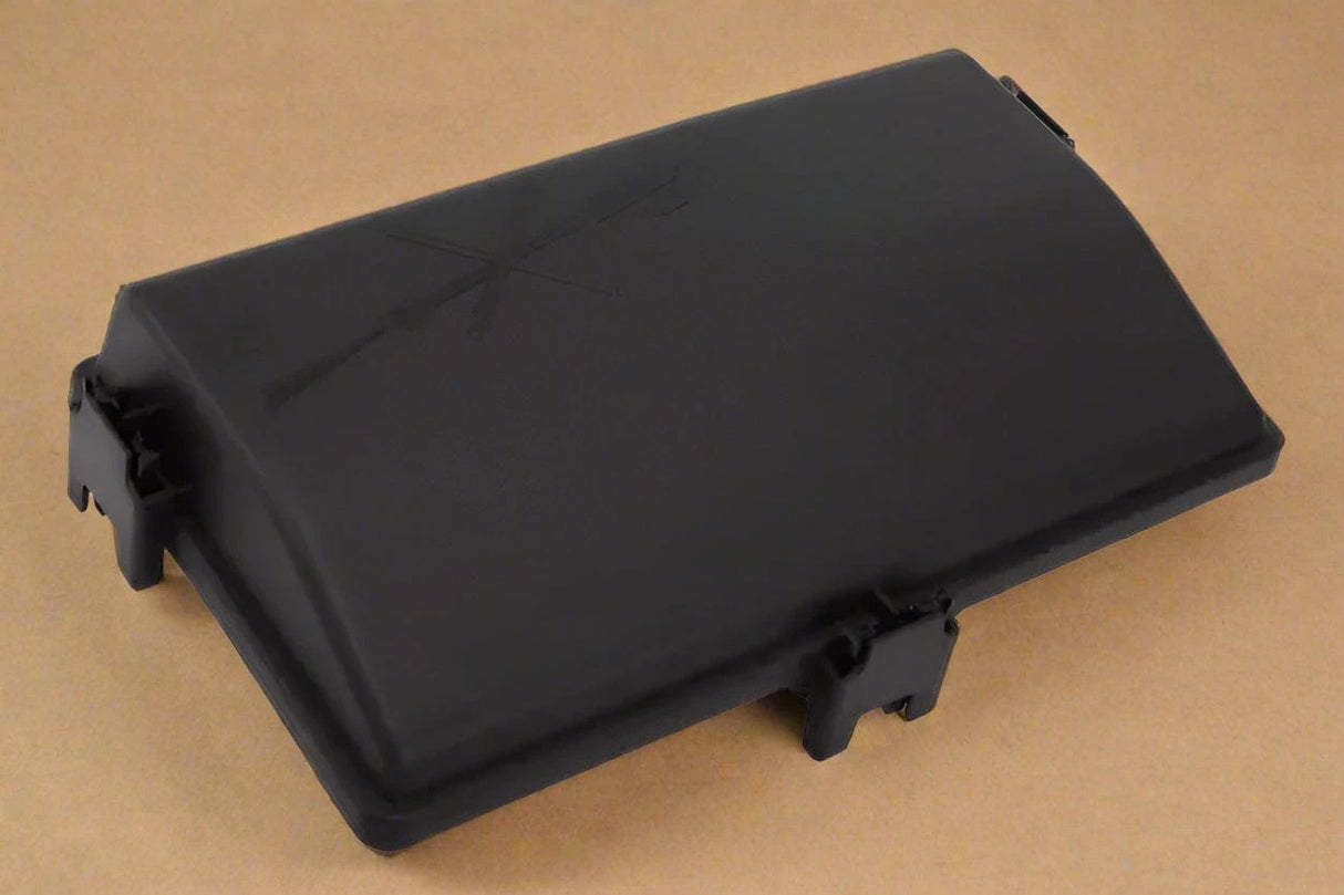 84322140 2016-2020 Canyon Colorado 2.8 Diesel Engine Fuse Block Top Cover Genuine OEM