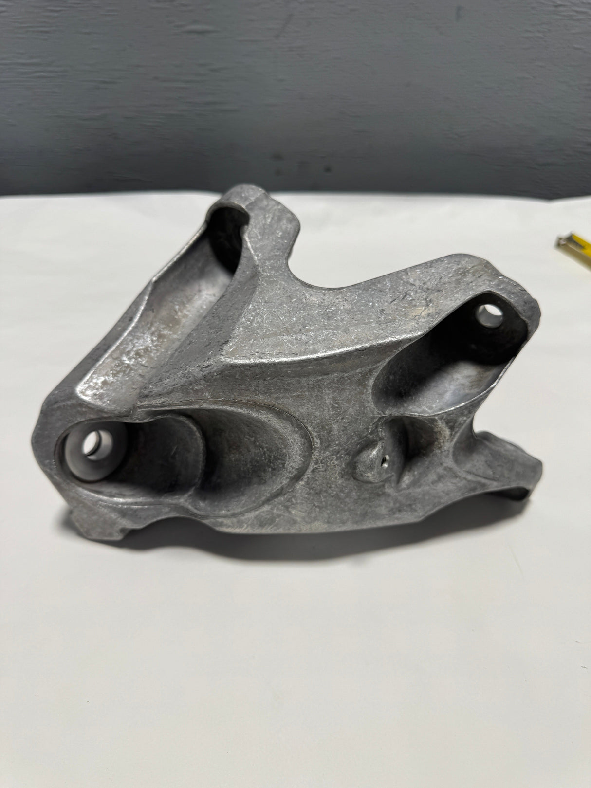 23104516 2016-2023 Camaro 2.0 Turbo RWD Driver Side Engine Mount Bracket OEM