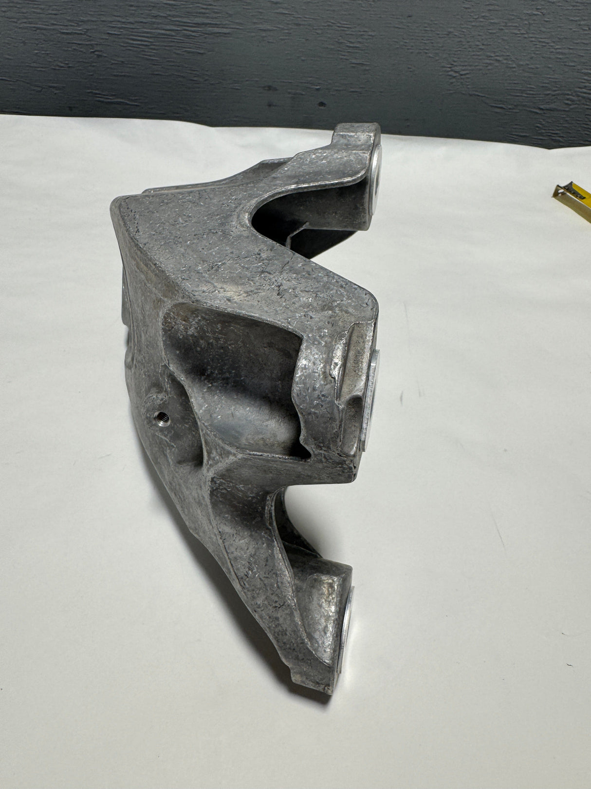 23104516 2016-2023 Camaro 2.0 Turbo RWD Driver Side Engine Mount Bracket OEM