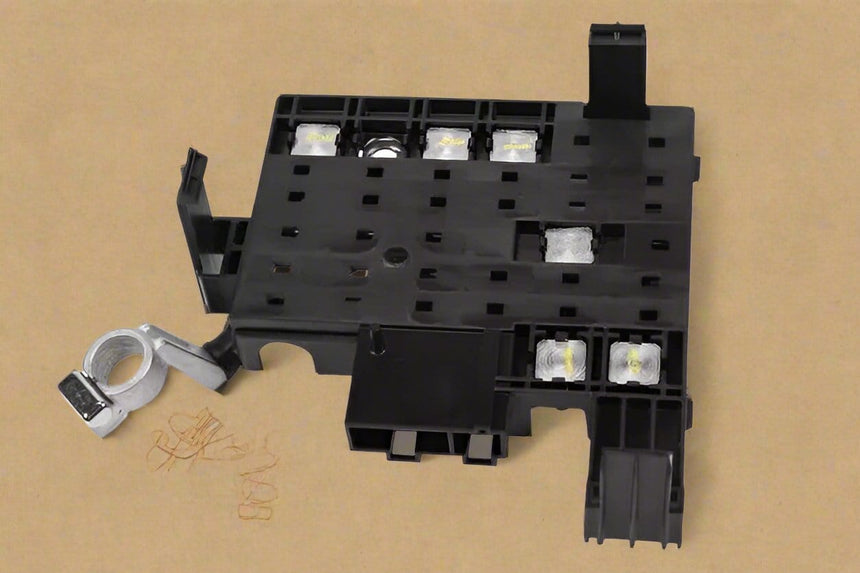 2017-2019 Silverado Sierra 2500 3500 6.6 Diesel Battery Distribution Engine Fuse Block OEM