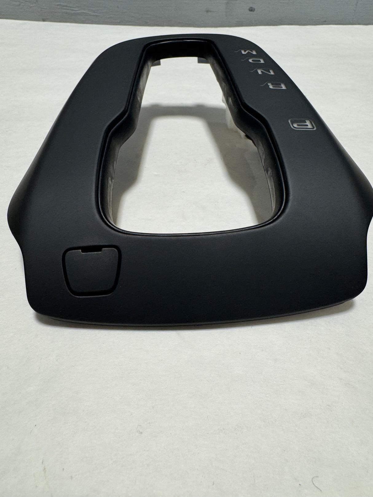 42346920 2017-2020 Chevrolet Sonic Black Automatic Transmission Control Indicator Opening Cover OEM