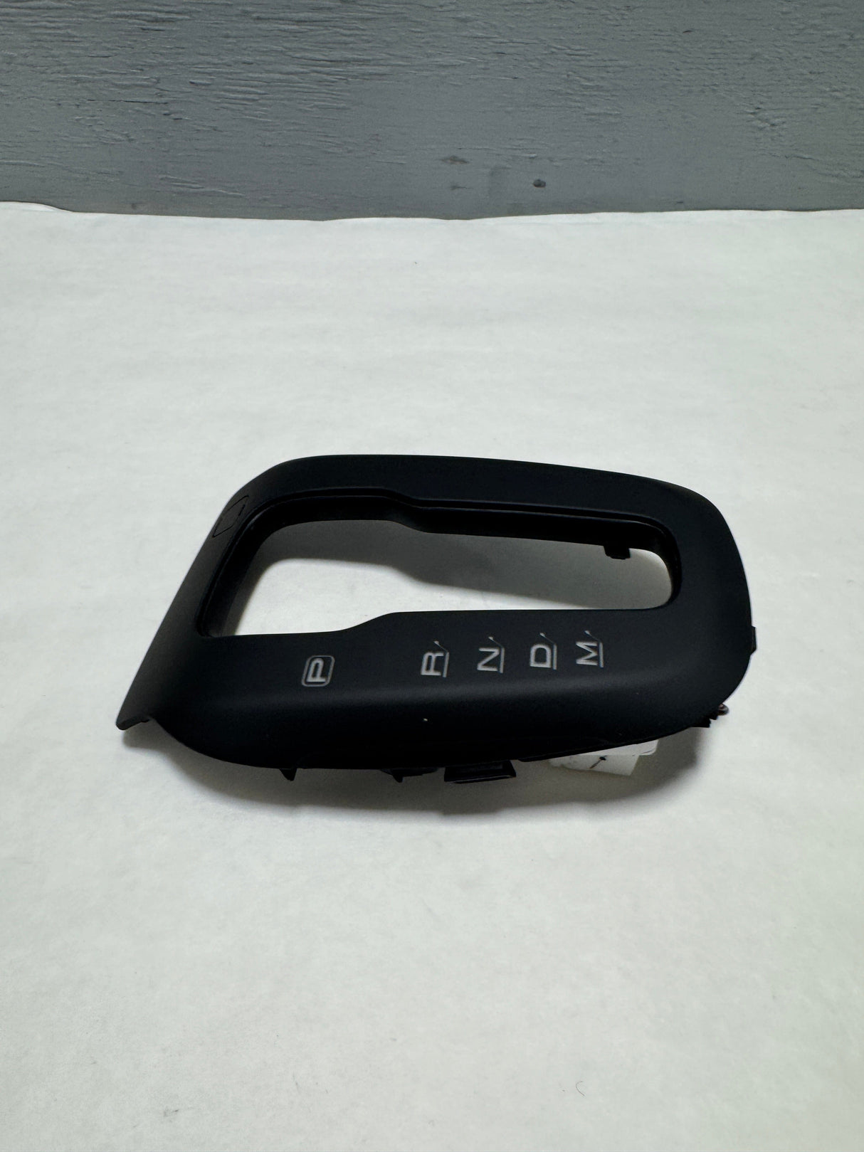42346920 2017-2020 Chevrolet Sonic Black Automatic Transmission Control Indicator Opening Cover OEM