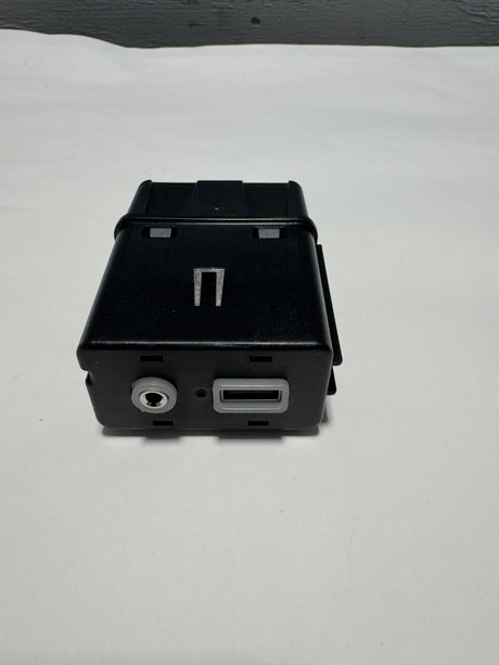 68229840AB 2017-2020 Chrysler Pacifica USB /Aux Media Hub OEM