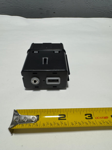 68229840AB 2017-2020 Chrysler Pacifica USB /Aux Media Hub OEM