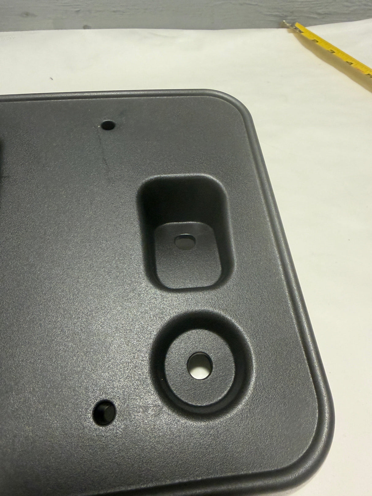 GD9Z-17A385-AA 2017-2020 Lincoln Continental Front Bumper License Plate Bracket OEM