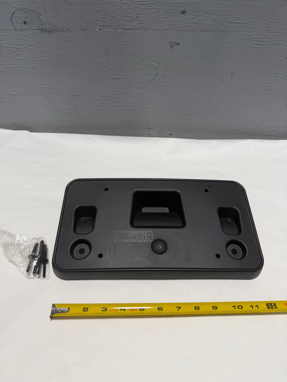 GD9Z-17A385-AA 2017-2020 Lincoln Continental Front Bumper License Plate Bracket OEM