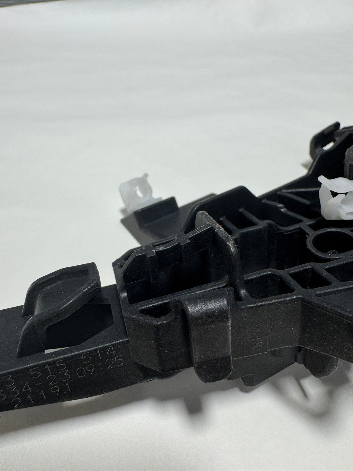 13515514 2017-2023 Chevrolet Bolt Driver Door Outside Handle Bracket OEM