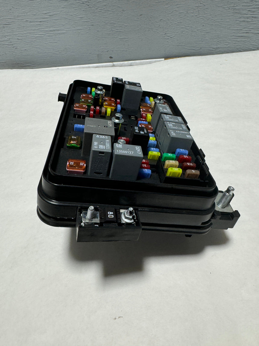 2017 Equinox or Terrain 2.4 Engine Under Hood Fuse Box With Relays OEM